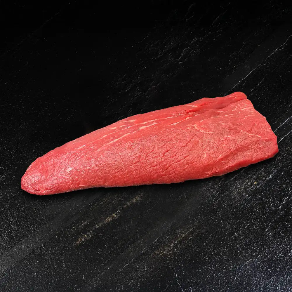 Falsches Filet auf dunklem Hintergrund.