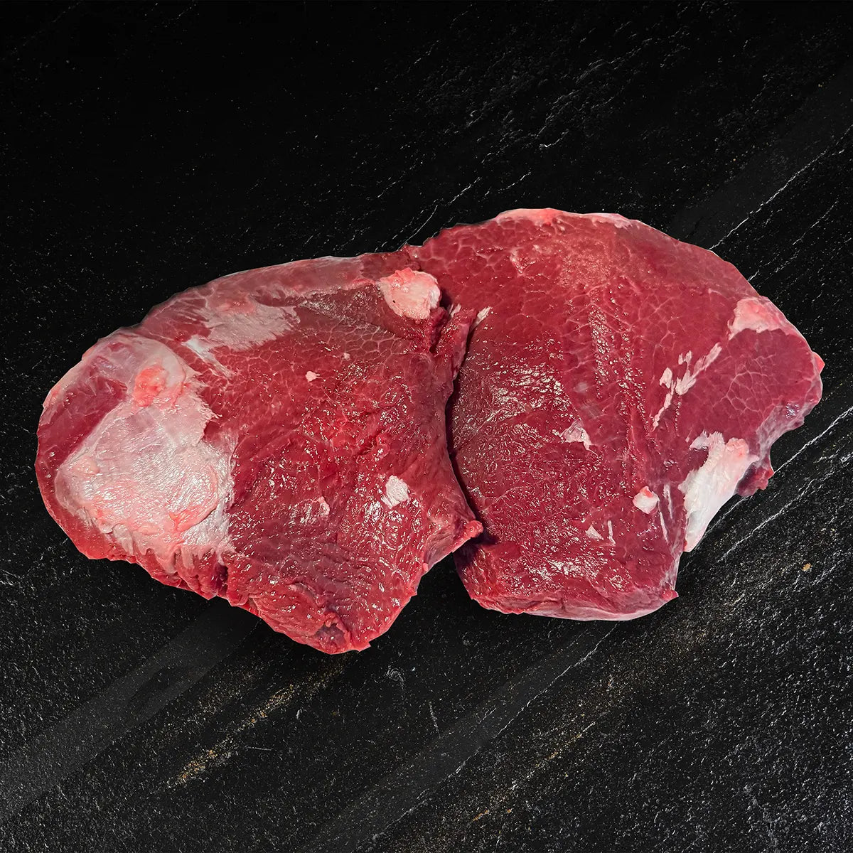 Ochsenbäckchen vom Burgstädter Angus vor dunklem Hintergrund