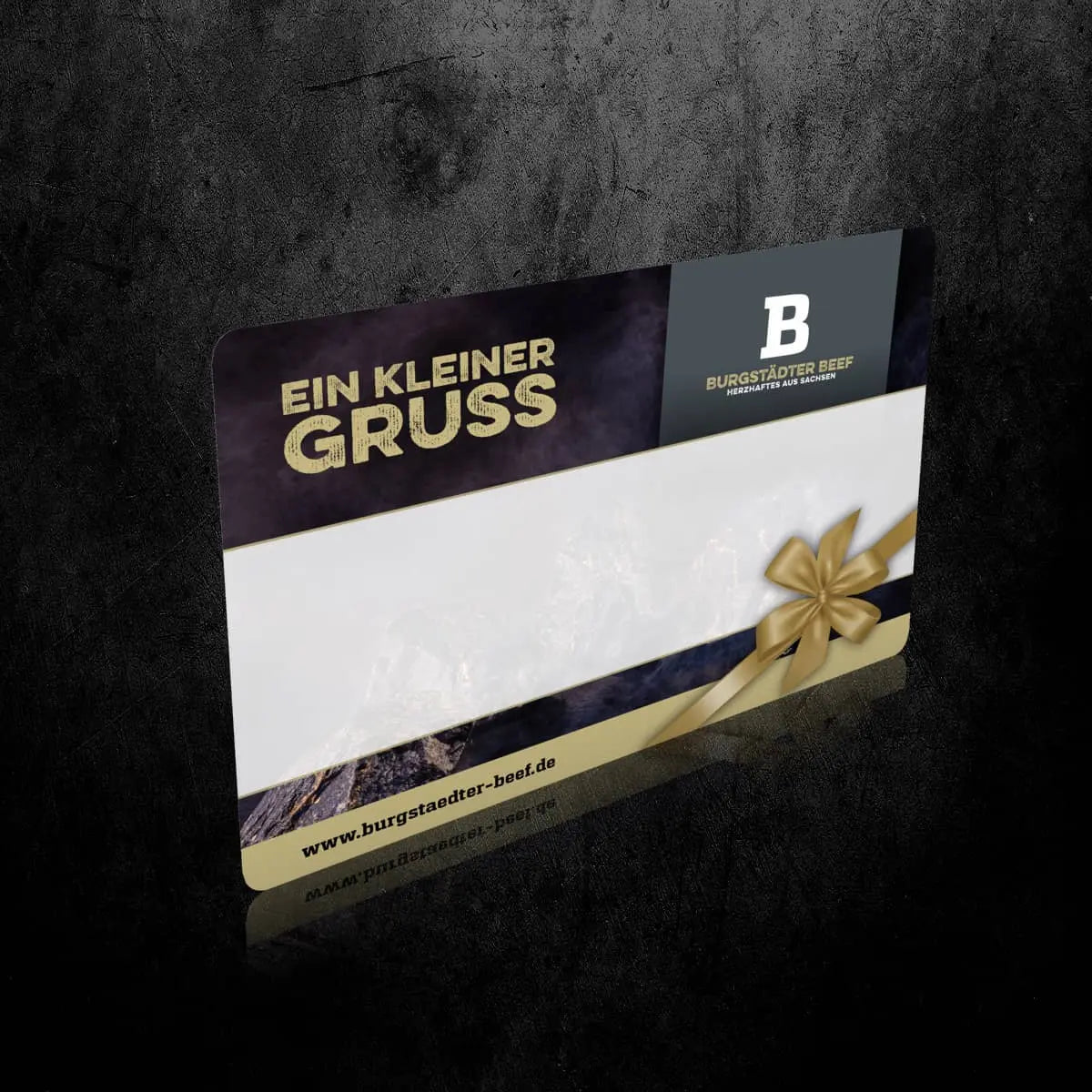 Eine leere Grußkarte vor dunklem Hintergrund