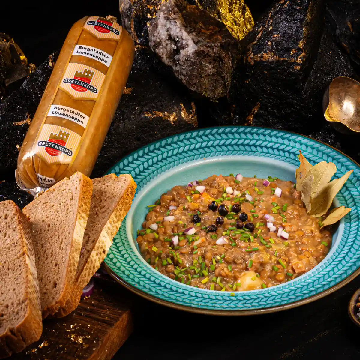 Burgstädter Linsensuppe im Teller neben Darm