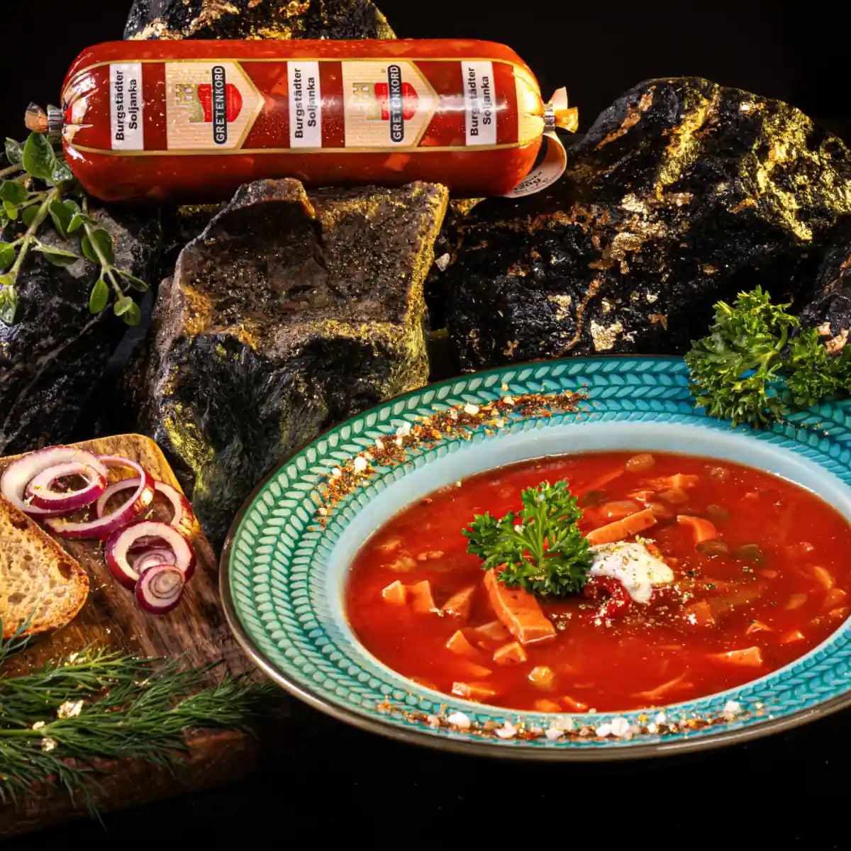 Burgstädter Soljanka angerichtet auf Teller neben Darm