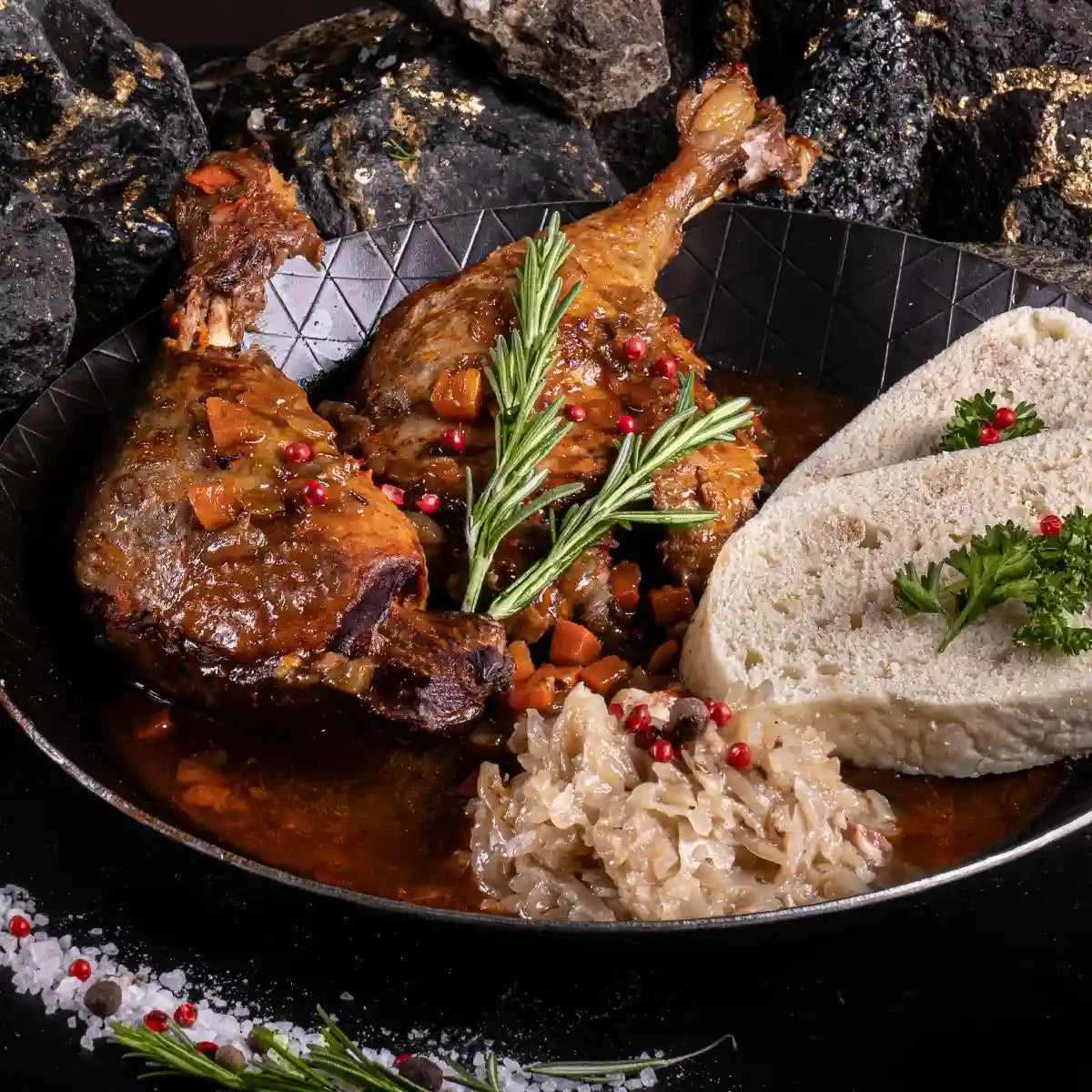 Entenkeulen Sous Vide vorgegart in Pfanne mit Klößen