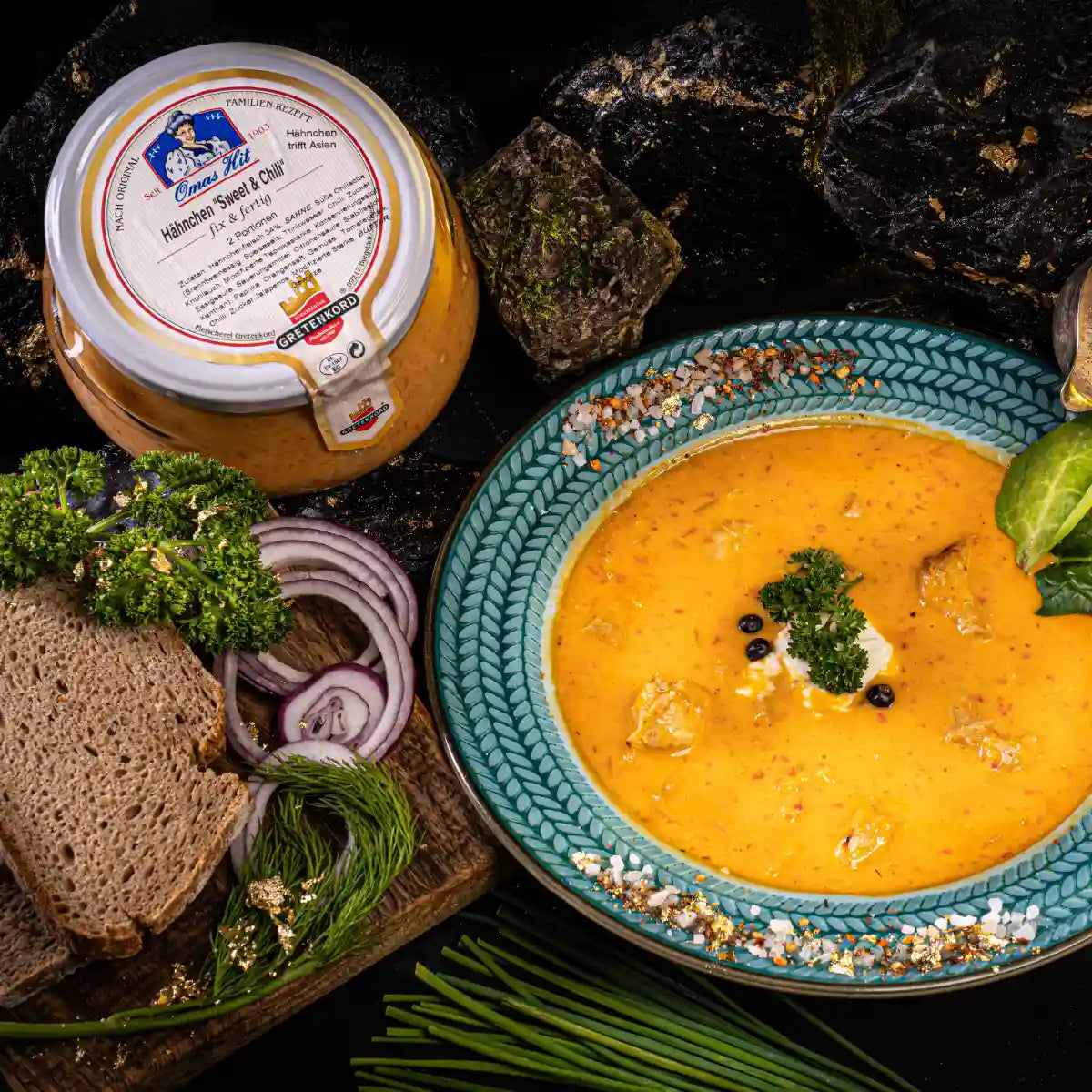 Hähnchen Sweet Chili angerichtet im Teller neben Darm