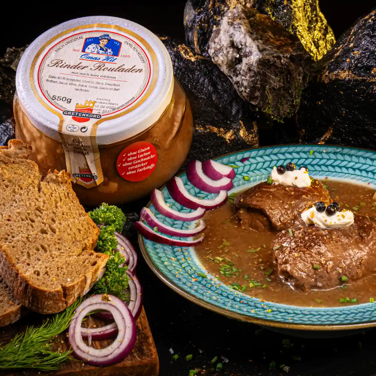 Rinder-Rouladen im Glas angerichtet auf Teller neben Glas