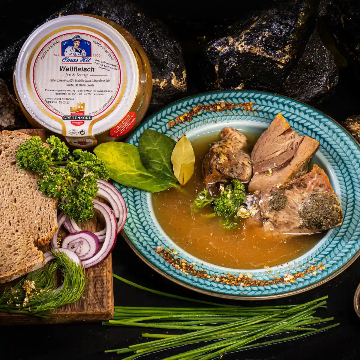 Wellfleisch | Kesselfleisch angerichtet im Teller neben Glas