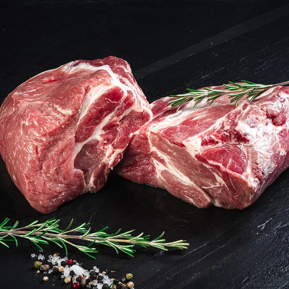 Halber Kamm vom Duroc Strohschwein von der Seite vor dunklem Hintegrund.