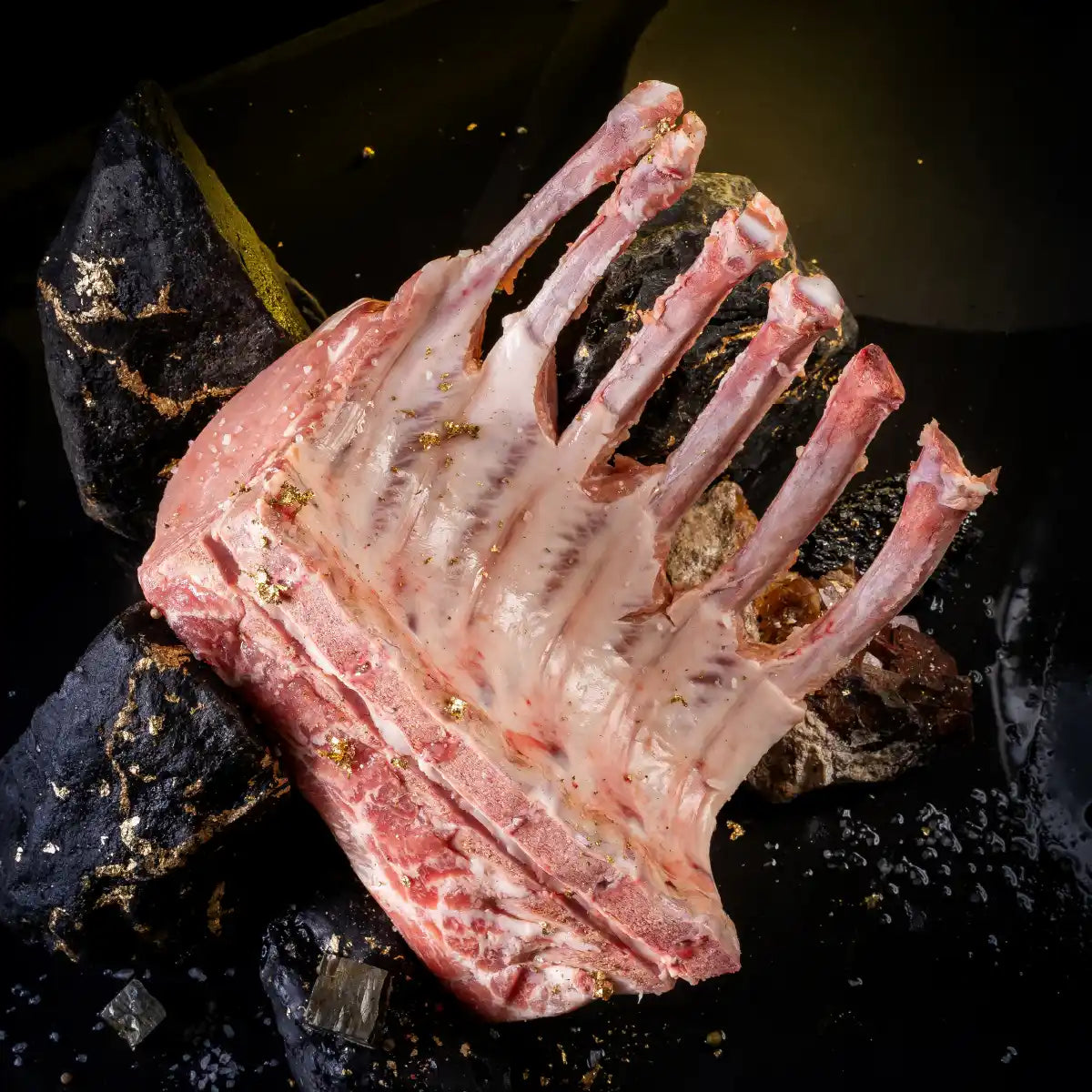 Rack auf dunklem Untergrund