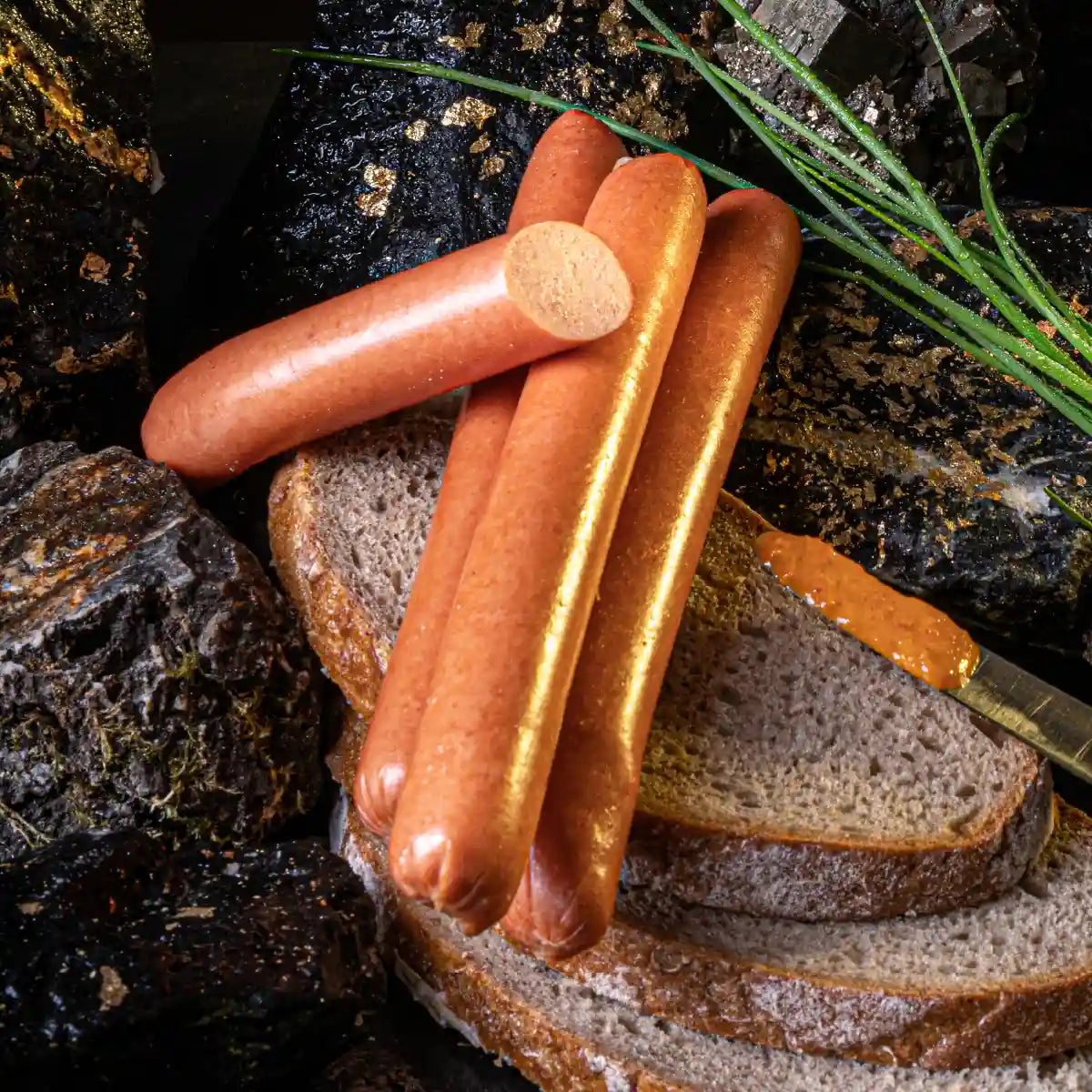 Mehrere Stück Schäldarmwiener angerichtet auf Brot