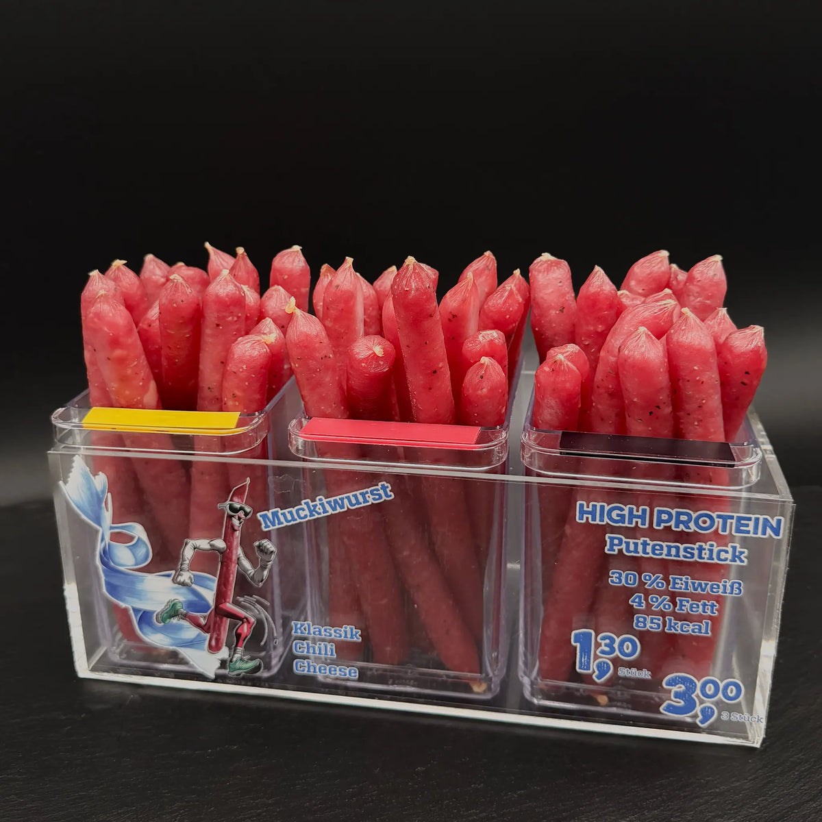 Viele Salamisticks aus Putenfleisch in einer Acrylbox.