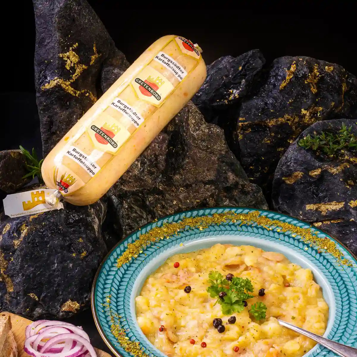 Burgstädter Kartoffelsuppe angerichtet im Teller neben Darm