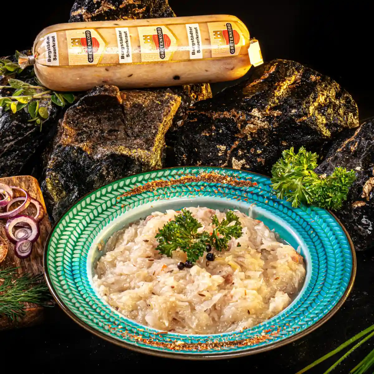 Burgstädter Sauerkraut angerichtet auf Teller neben Darm