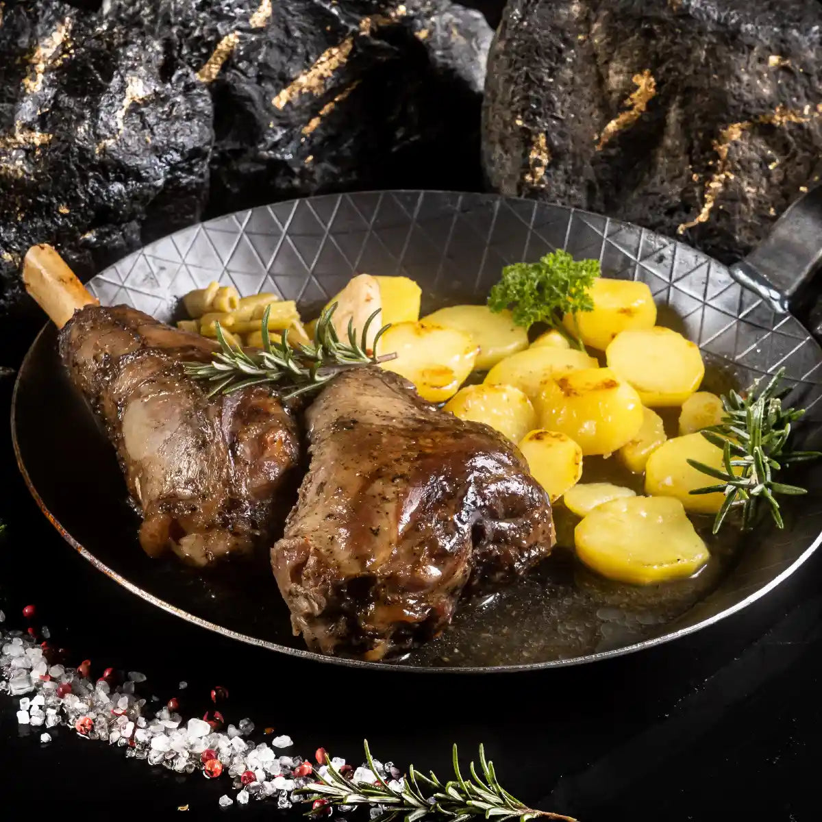 Lammhaxe Sous Vide vorgegart angerichtet in Teller mit Kartoffeln