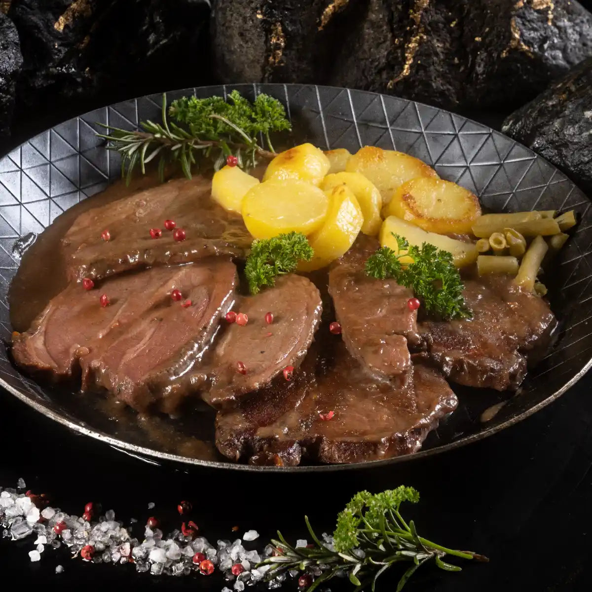 Lammkeule Sous Vide vorgegart in Pfanne mit Kartoffeln