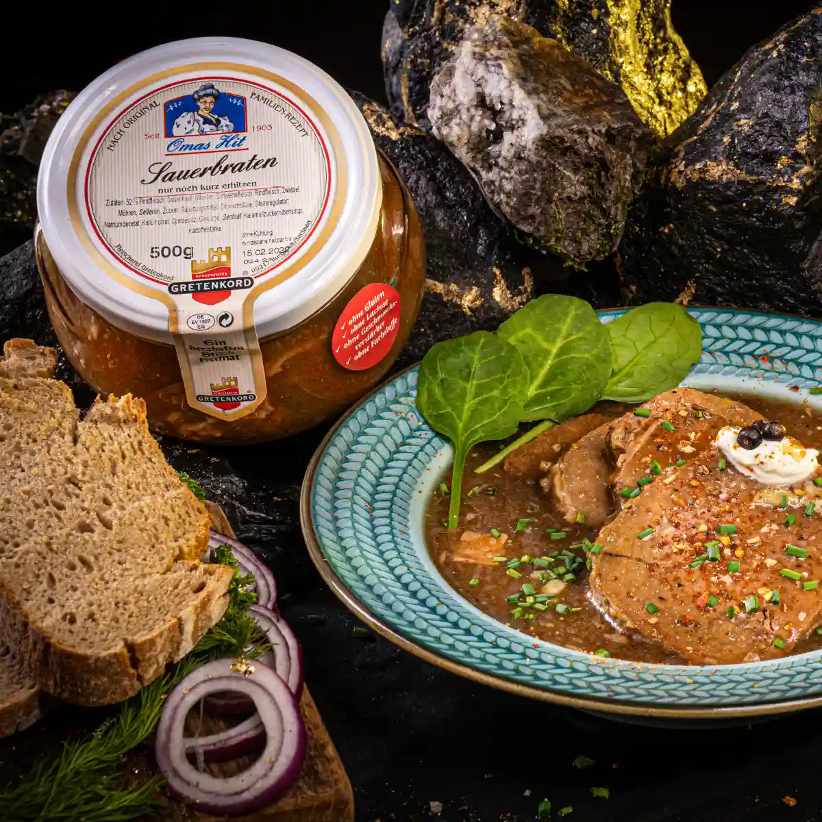 Sauerbraten angerichtet im Teller neben Glas