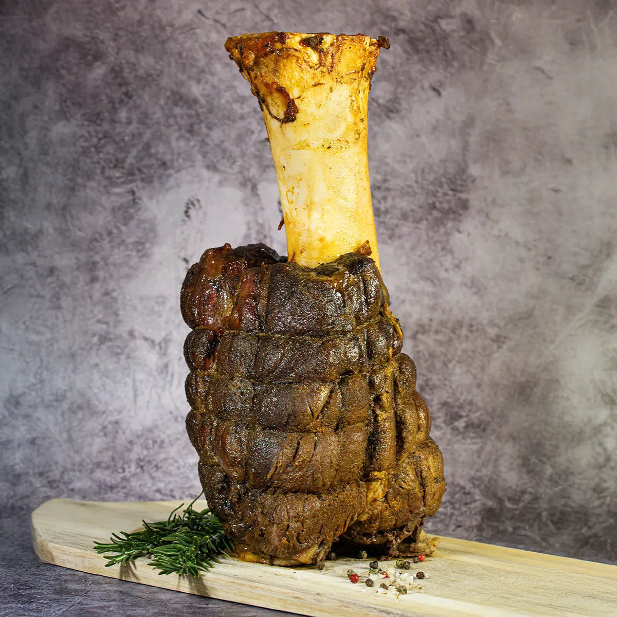 Beef Hammer Sous Vide vorgegart auf hellem Holzbrett