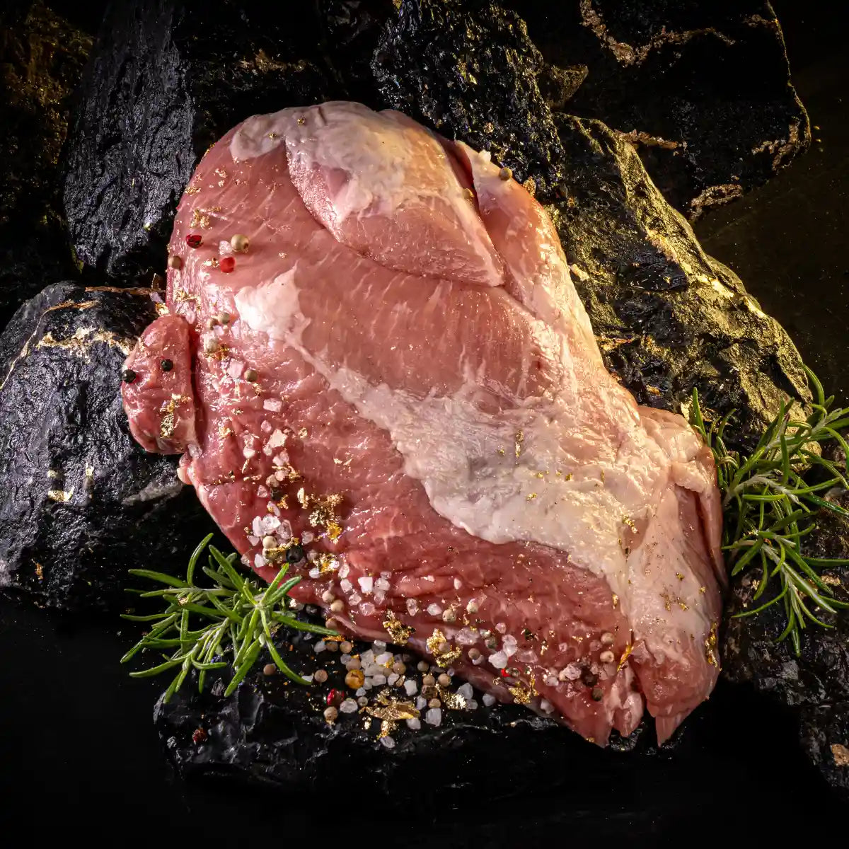 Bugstück auf dunklem Untergrund