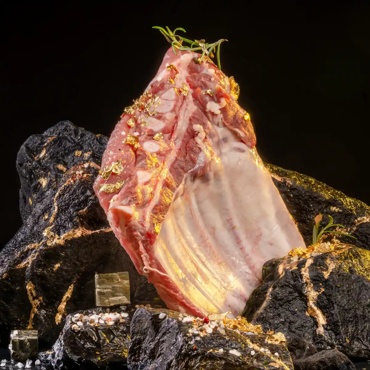 Dicke Rippe auf dunklem Untergrund