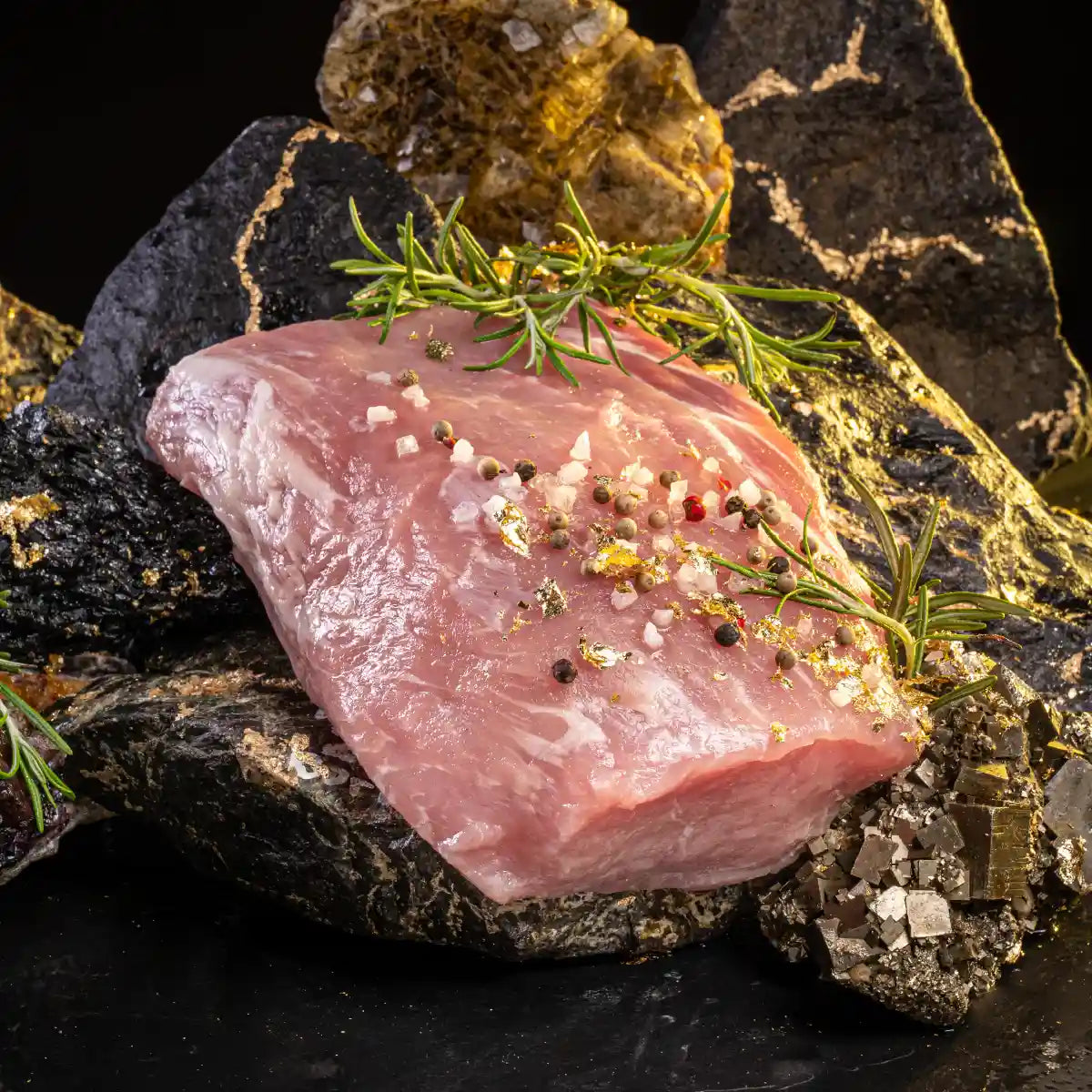 Lachsbraten auf dunklem Untergrund