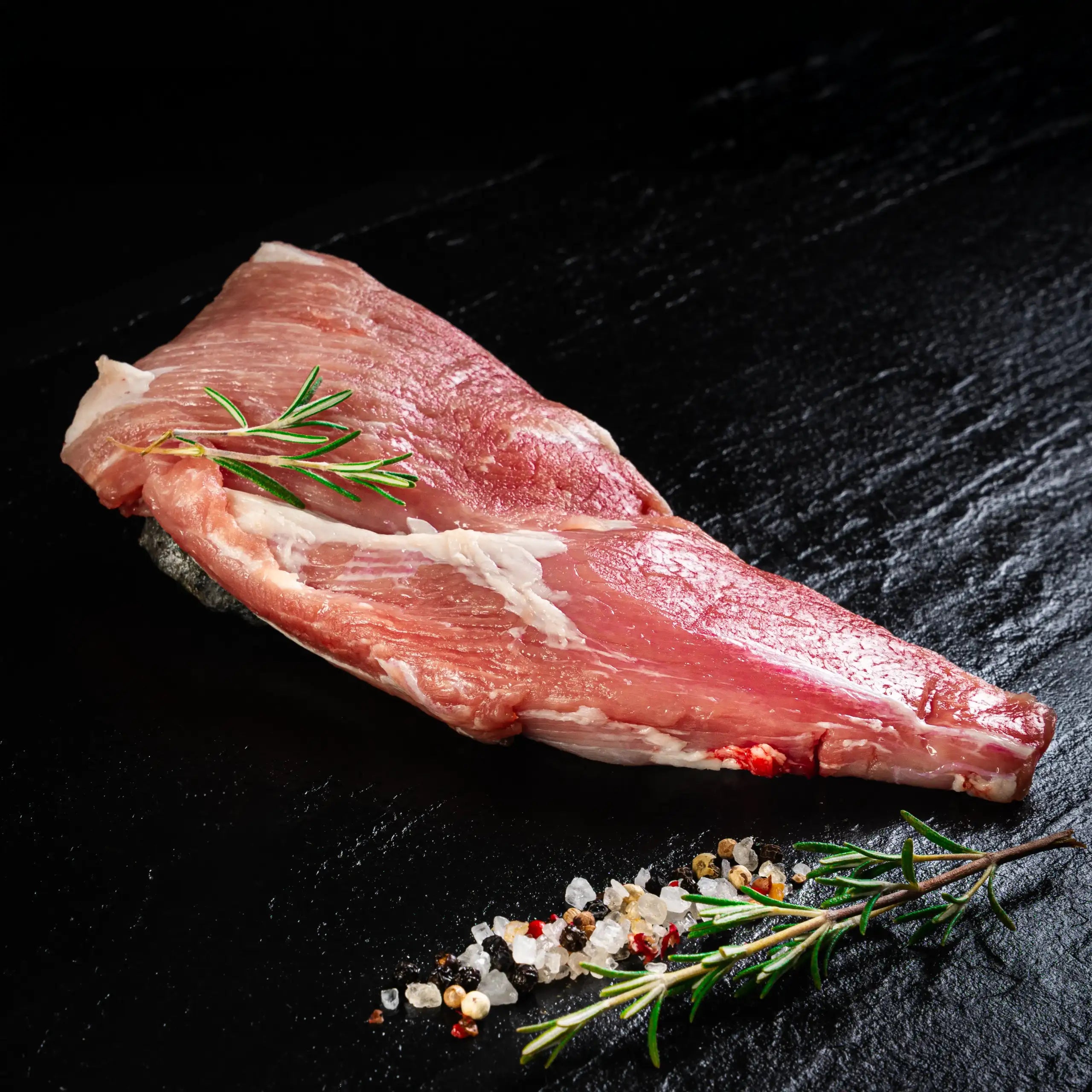 Pecho vom Burgstädter Duroc Strohschwein auf dunklem Hintergrund