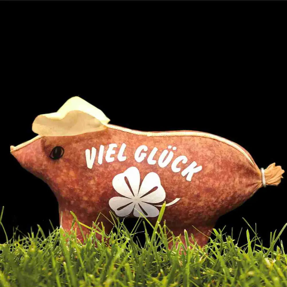 Wurst in Form eines Schweins auf grüner Wiese