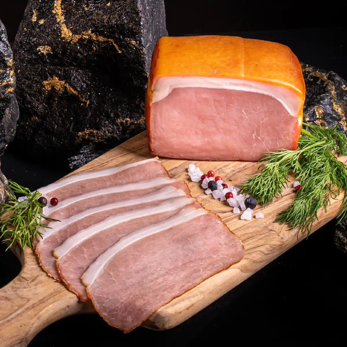 Ein angeschnittener Burgenspeck und daneben mehrere hauchdünne Scheiben aufgeschnitten