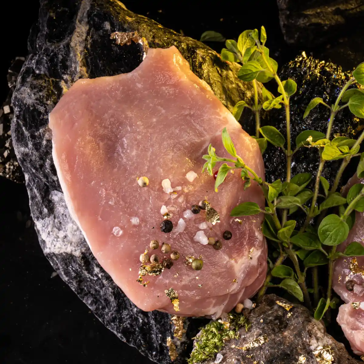 Ein Stück Steak aus dem Lachsbraten auf dunklem Untergrund