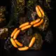 Eine Kette aus kleinen Party-Wienern auf dunklem Steinuntergrund