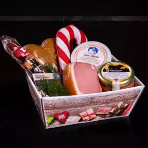 Geschenkbox in weihnachtlichem Design mit Salami-Zuckerstange, Lebkuchen, Rind-Salami, Schinken und Produkten im Glas