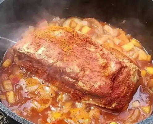 Pulled Beef Fleisch mit Soße im Dutch Oven